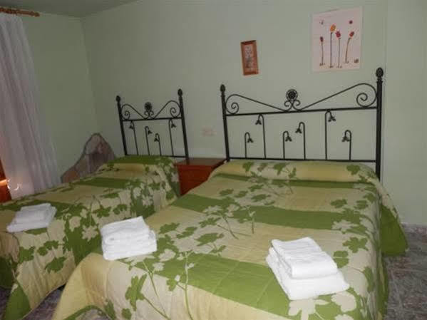 Hostal El Portalico Линарес-де-Мора Экстерьер фото